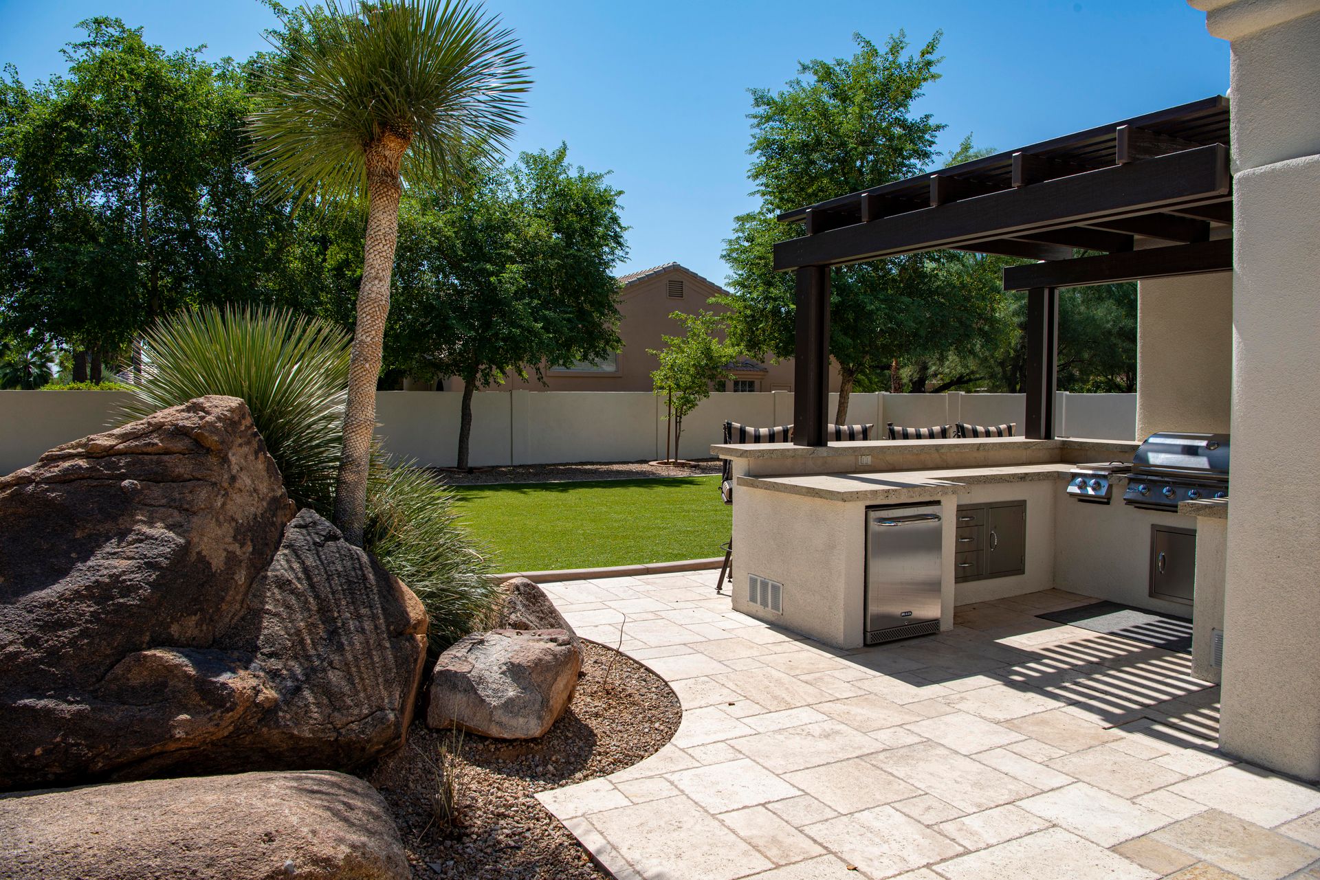 Paver patio with outdoor kitchen built by Ultra Men in Tucson, AZ